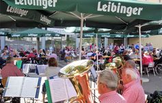 Sommerfest Das Foto zeigt Musikantinnen und Musikanten beim Sommerfest.