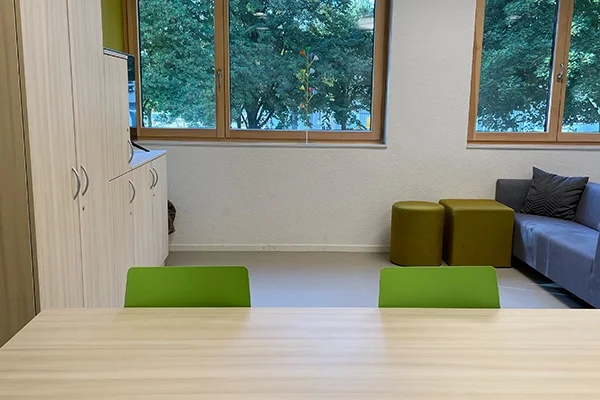 Gemeindeintegriertes Wohnen Ludwigsburg Das Bild zeigt einen Innenraum mit Sitzgelegenheiten