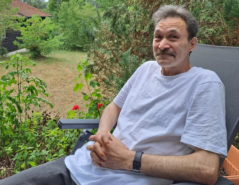 FASD Awareness Day Ein Mann sitzt auf einem Gartenstuhl
