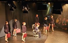Bild der Theatergruppe Auf dem Foto sind Schauspielerinnen und Schauspieler auf einer Bühne zu sehen.