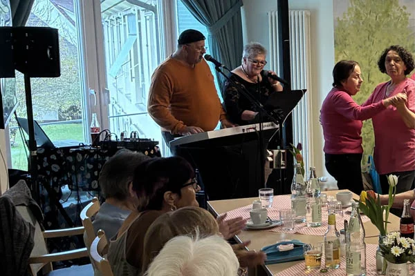 Eine Band und Personen die tanzen.
