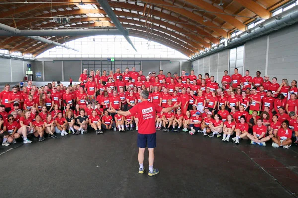 Viele Personen mit roten Tshirts bei einem Gruppenfoto.