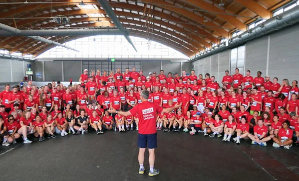 Viele Personen mit roten Tshirts bei einem Gruppenfoto.