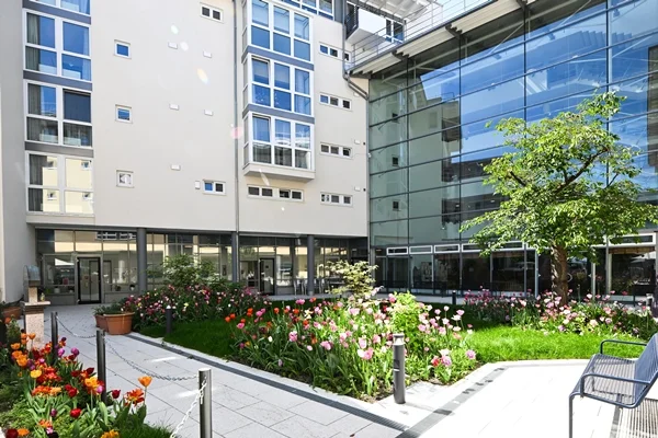 Franziskuszentrum Das Bild zeigt den Hof des Franziskuszentrums