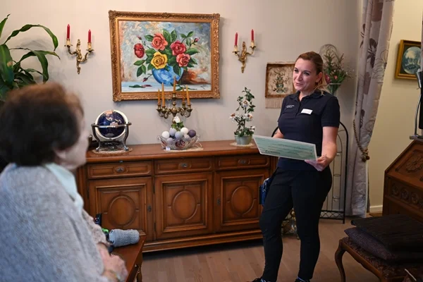 Service-Wohnen Tettnang Das Bild zeigt zwei Frauen in einem Zimmer