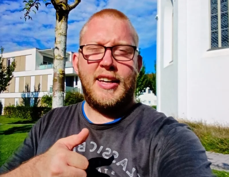 FASD Awareness Day Ein junger Mann lächelt in die Kamera und zeigt den "Daumen hoch"
