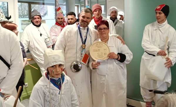 Viele Personen verkleidet in weißen Gewändern.