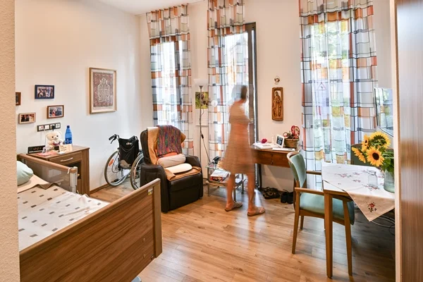 Das Bild zeigt ein Bewohnerzimmer im OJK