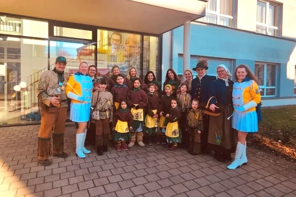 Das Bild zeigt Fasnetsbesucher in Verkleidung vor dem Haus St. Iris