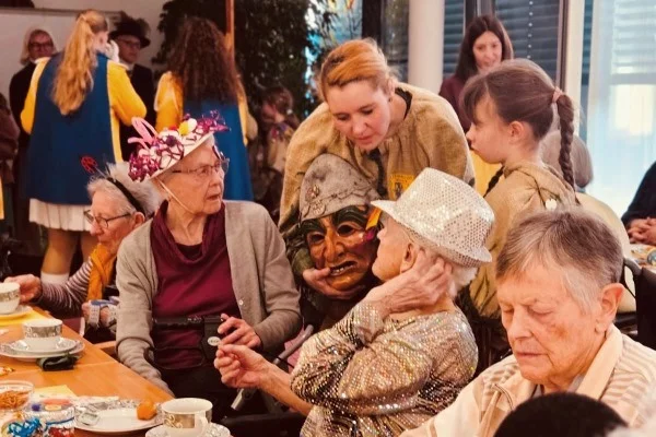 Das Bild zeigt ältere Menschen mit Fasnetsbesuchern