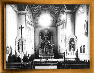 1892, Renovierung der Theresienkapelle. Von der ursprünglichen Ausstattung der im Jahr 1624 erbauten Schlosskapelle sind 1892 nur noch die geschnitzten Chorstühle, die Orgelempore sowie das Renaissance-Portal erhalten. Angesehene Künstler statten die Kapelle nun mit einer Reihe neuer Kunstwerke aus. Der Rottenburger Diözesan-Kunstverein beschreibt die renovierte Kapelle als ein „Kunstjuwel unserer Diözese“. Das Bild zeigt die neu gestaltete Theresienkapelle.