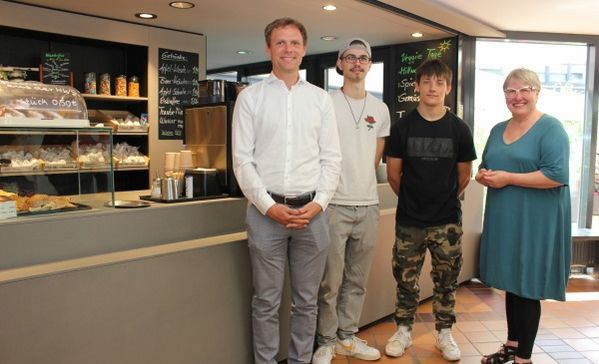 Sie setzen sich für eine Erhöhung der Verpflegungspauschale ein (von links):  BBW-Geschäftsführer Christian Braun, Jonathan Hummel von der Teilnehmendenvertretung, der Auszubildende Kevin Wache und die Bundestagsabgeordnete Heike Engelhardt.