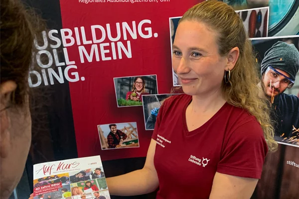 BBW Open Das Foto zeigt eine Frau mit einer Broschüre.