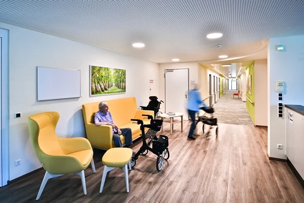 Franziskuszentrum Das Bild zeigt einen Aufenthaltsbereich im Franziskuszentrum