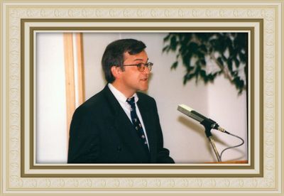 1996, Dr. Joachim Senn wird Vorstandsvorsitzender. Am 9. Dezember 1996 wird Dr. Joachim Senn zum Vorsitzenden des Aufsichtsrates gewählt. Er war seit dem 5. Dezember 1990 als Mitglied im Aufsichtsrat tätig. Den Posten des Vorsitzenden hat Dr. Senn bis heute inne. Im gleichen Jahr scheidet der seit 1968 amtierende Vorstand Norbert Huber aus. Sein Nachfolger wird Dekan Dieter Worrings, der die Stiftung gemeinsam mit Helmut Staiber führt. Das Bild zeigt Dr. Joachim Senn.