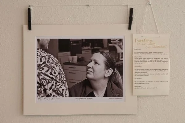 Entstandene eindrucksvolle Bilder Ein Foto auf dem eine Frau eine andere Person ansieht