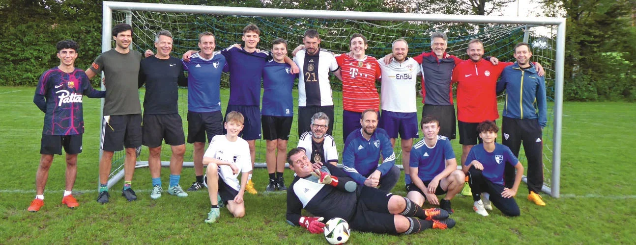 Sportangebote für Menschen mit Behinderungen - TSV Bodnegg Das Bild zeigt eine Fußballmannschaft des TSV Bodnegg vor dem Tor
