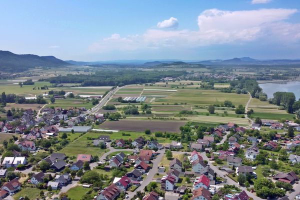 Das Bild zeigt eine Drohnenaufnahme des Bodenseehinterlandes von der Gemeinde Moos aus