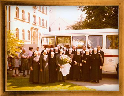 1975, Die Schwestern von Reute verlassen Liebenau. Das Jahr 1975 bedeutet das Ende einer seit 100 Jahren bestehenden Tradition: Aufgrund von Überalterung und Nachwuchsmangel ist es dem Kloster Reute nicht mehr möglich, den 1874 abgeschlossenen Vertrag mit der Stiftung Liebenau aufrechtzuhalten. Anfang August ist der Auszug der Barmherzigen Schwestern aus dem Hauptstandort Liebenau abgeschlossen. Die letzten beiden Ordensschwestern aus dem Kloster Reute verlassen die Stiftung Liebenau im Jahre 1989.  Das Bild zeigt die feierliche Verabschiedung der Barmherzigen Schwestern von Reute. 