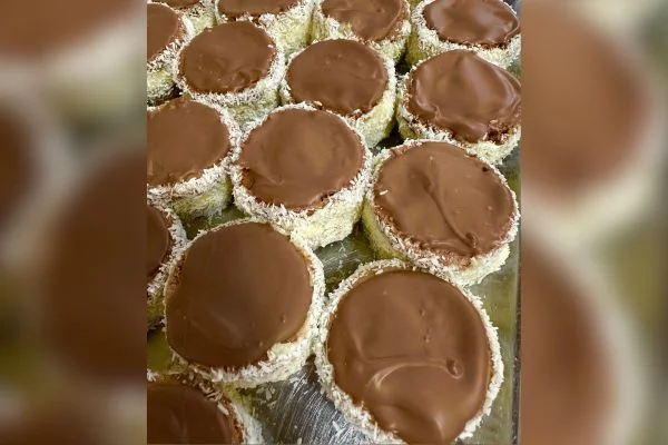 Fastenbrechen Nachtisch mit Schokolade und Kokosraspeln