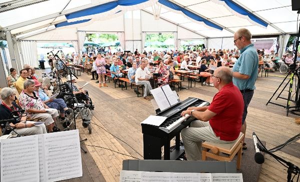 Der Festsonntag beginnt mit einem Gottesdienst im Festzelt. Foto: Felix Kästle