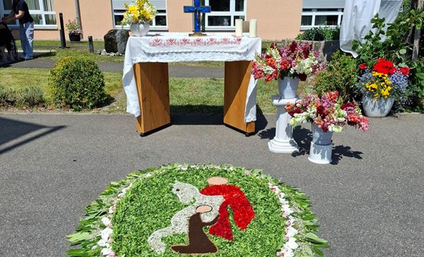 das bild zeigt einen blumenteppich bei fronleichnam st. martin friedrichshafen