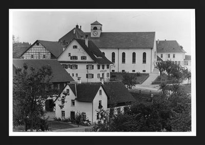 1925 bis 1929, Erwerb und Eröffnung des Landerziehungsheims Rosenharz. Für 95.000 Reichsmark erwirbt Liebenau 1925 in Rosenharz bei Bodnegg drei Gebäude sowie 65 Morgen Feldland. Gegen Ende des Jahres sind dort 80 Bewohnerinnen sowie das Pflegepersonal untergebracht. Bald wird der neue Standort zu einem Landerziehungsheim ausgebaut, das 1929 eröffnet wird und dem ein modernes Konzept aus England zugrunde liegt: Zöglinge sollen im Handwerk ausgebildet werden, damit sie später ihren Lebensunterhalt verdienen können. Rosenharz entwickelt sich rasch zu einer bedeutenden Zweigeinrichtung Liebenaus. Sie besteht bis heute. Das Bild zeigt eine Ansichtskarte von Rosenharz, circa 1930er Jahre.