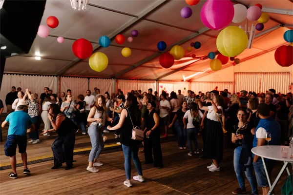 das bild zeigt viele tanzende mitarbeitende in einem zelt auf dem mitarbeiter-fest der stiftung-liebenau