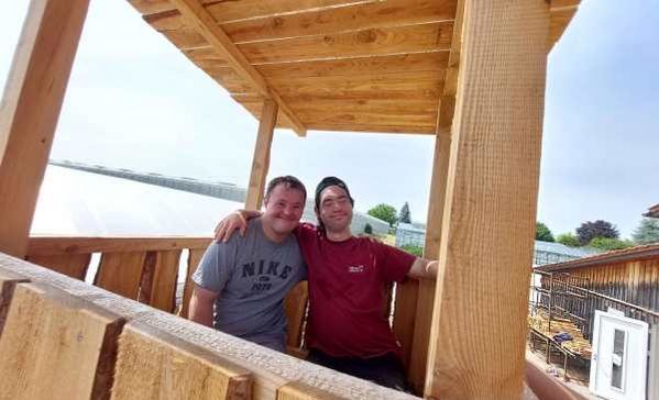 Das Bild zeigt Andreas Gaibler und Simon Gessler auf dem Hochsitz.