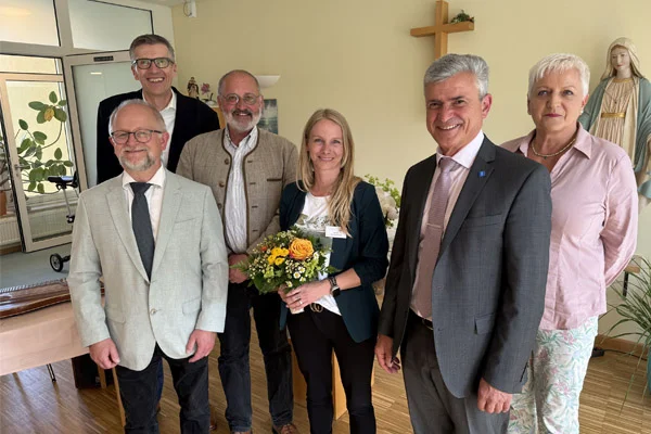 Jubiläum Gruppenfoto: Bernd Reik (Regionalleitung Region Bayern), Pfarrer Hermann Brill, Pfarrer Klemens Geiger, Julia Zeh (Einrichtungsleitung), Bernhard Kerler (Erster Bürgermeister Bad Grönenbach) und Ilse Dorn (Zweite Bürgermeisterin)
