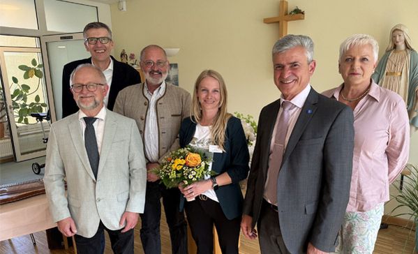 Gruppenfoto: Bernd Reik (Regionalleitung Region Bayern), Pfarrer Hermann Brill, Pfarrer Klemens Geiger, Julia Zeh (Einrichtungsleitung), Bernhard Kerler (Erster Bürgermeister Bad Grönenbach) und Ilse Dorn (Zweite Bürgermeisterin)