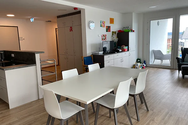 Gemeindeintegriertes Wohnen Trossingen Das Bild zeigt einen offenen Essbereich mit Küche