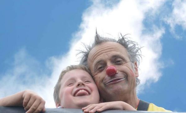 Das Bild zeigt ein Kind mit einem Clown 