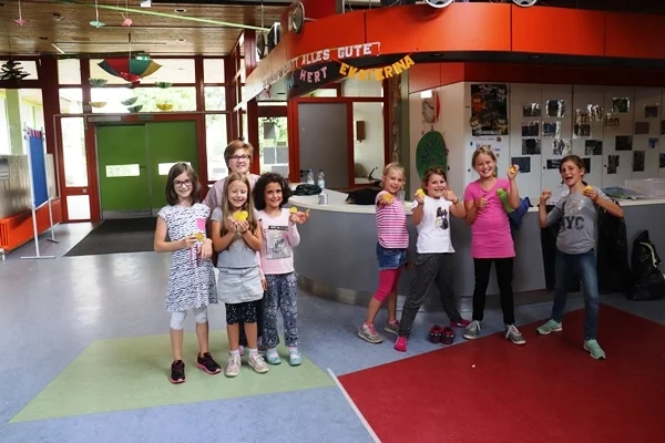 Das Bild zeigt eine Gruppe Kinder in einem Eingangsbereich