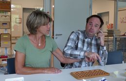 Fachkraft Evi Müllerschön unterstützt Jörg Pohle beim Schreiben. Fachkraft Evi Müllerschön unterstützt Jörg Pohle beim Schreiben.