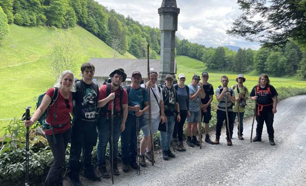 Schwabenkinderweg Die Wandergruppe auf dem Schwabenkinderweg