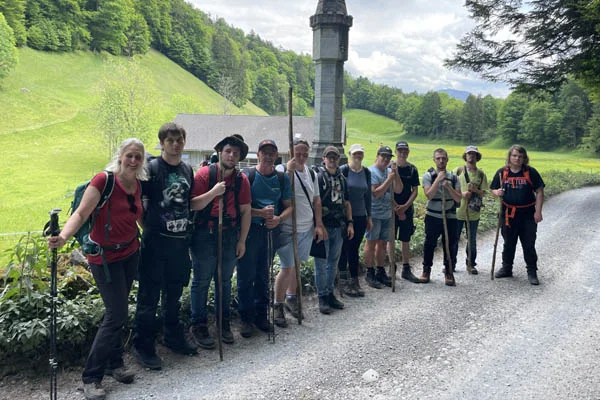 Schwabenkinderweg Die Wandergruppe auf dem Schwabenkinderweg