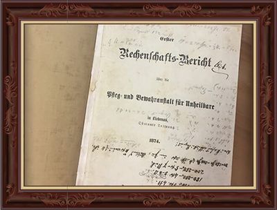 1874, Jährlicher Rechenschaftsbericht. Der erste Rechenschaftsbericht der „Pfleg- und Bewahranstalt für Unheilbare in Liebenau“ erscheint. In den von diesem Zeitpunkt an regelmäßig erscheinenden Berichten wird einleitend auch immer den Spendern und Wohltätern gedankt, die den Betrieb der Pflegeanstalt möglich machen. Die Berichte geben einen guten Einblick in das Tagesgeschäft.  Das Bild zeigt den ersten Rechenschaftsbericht von 1874.