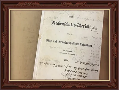 1874, Jährlicher Rechenschaftsbericht. Der erste Rechenschaftsbericht der „Pfleg- und Bewahranstalt für Unheilbare in Liebenau“ erscheint. In den von diesem Zeitpunkt an regelmäßig erscheinenden Berichten wird einleitend auch immer den Spendern und Wohltätern gedankt, die den Betrieb der Pflegeanstalt möglich machen. Die Berichte geben einen guten Einblick in das Tagesgeschäft.  Das Bild zeigt den ersten Rechenschaftsbericht von 1874.