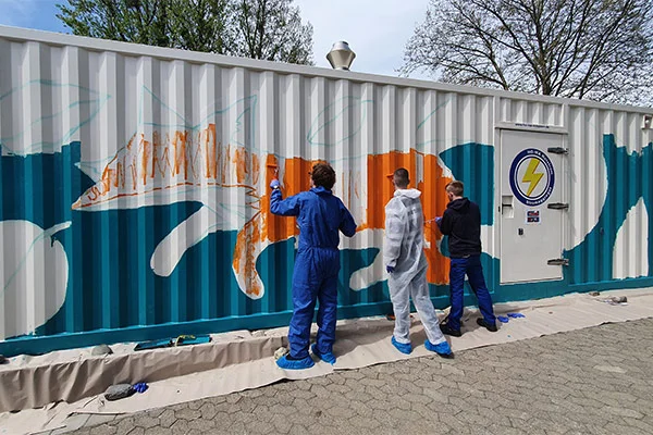 Gemeinsam in Aktion: Jugendliche mit Einschränkungen nahmen den Farbpinsel selbst in die Hand. Sie verschönerten damit den Notstrom-Container am Fachzentrum Hegenberg. Gemeinsam in Aktion: Jugendliche mit Einschränkungen nahmen den Farbpinsel selbst in die Hand. Sie verschönerten damit den Notstrom-Container am Fachzentrum Hegenberg.