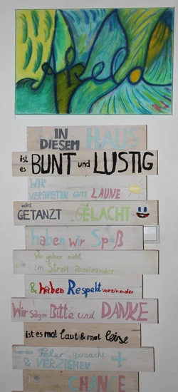 Haus Akela Das Foto zeigt eine gebastelte Tafel mit einem Spruch.