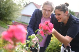 Freie Spende Das Foto zeigt zwei Frauen im Garten.