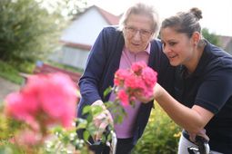 Freie Spende Das Foto zeigt zwei Frauen im Garten.