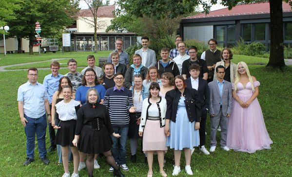bbw-absolventen 2025 das bild zeigt eine gruppe junger bbw-absolventen