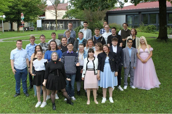das bild zeigt eine gruppe junger bbw-absolventen