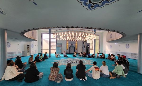 Mit großem Interesse besichtigten Jugendliche des BBW die Moschee in Ravensburg.