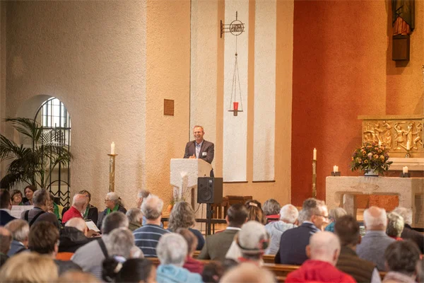 Sommerfest 100 Jahre Rosenharz das bild zeigt den gottesdienst in der kirche mit besuchern.