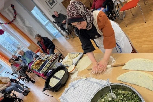 Kulinarische Reise in die Türkei Das Bild zeigt eine Frau bei der Zubereitung eines Gerichtes