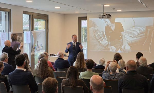 Ein Mann hält einen Vortrag vor Publikum