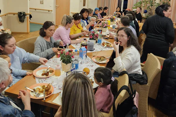 Fastenbrechen Das Foto zeigt das gemeinsame Essen.
